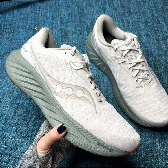Saucony Triumph 22 Running Shoes in Moon Bough
