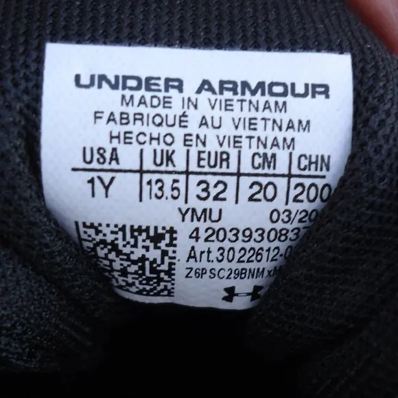SIZE 1Y. UNDER ARMOUR Kids' Pre School-Scramjet 3 sneaker running shoes.