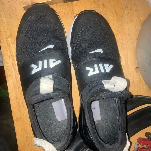 Size 6.5y Nike air max 270 black/white shoes