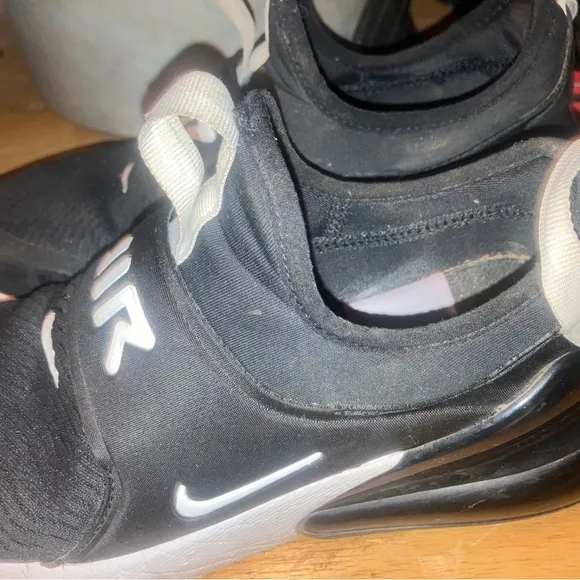 Size 6.5y Nike air max 270 black/white shoes