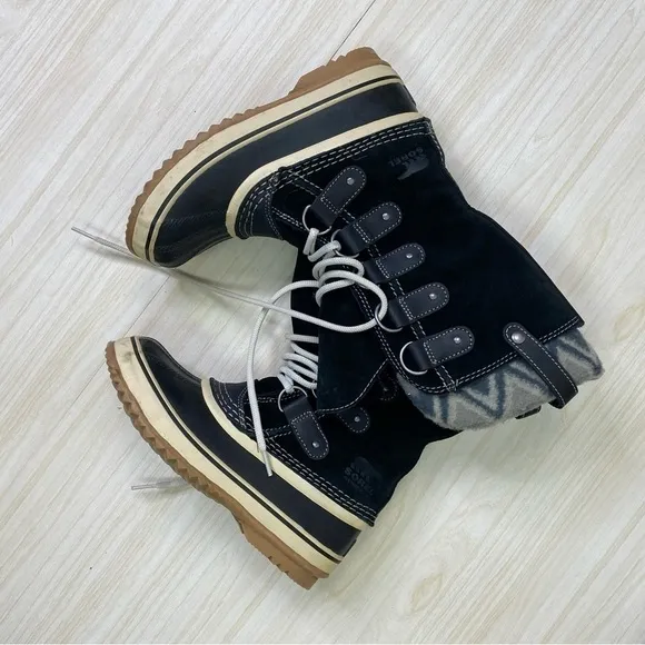 Sorel Joan of Arctic II Knit Waterproof boots size 6