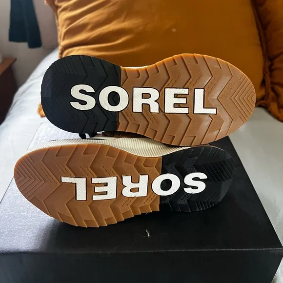 Sorel youth out n about waterproof Kids Boots size 1