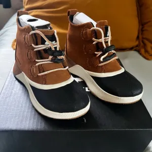 Sorel youth out n about waterproof Kids Boots size 1