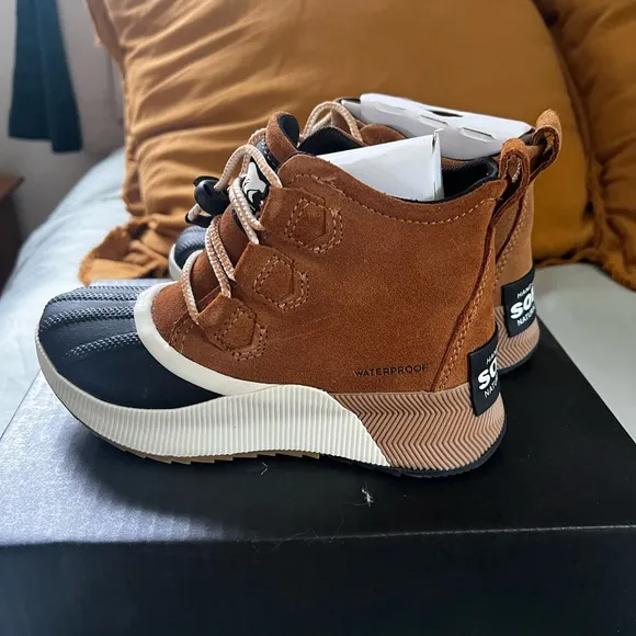 Sorel youth out n about waterproof Kids Boots size 1