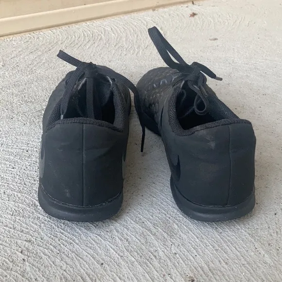 Sz 4Y Nike Black “quilted “ look kids sneakers