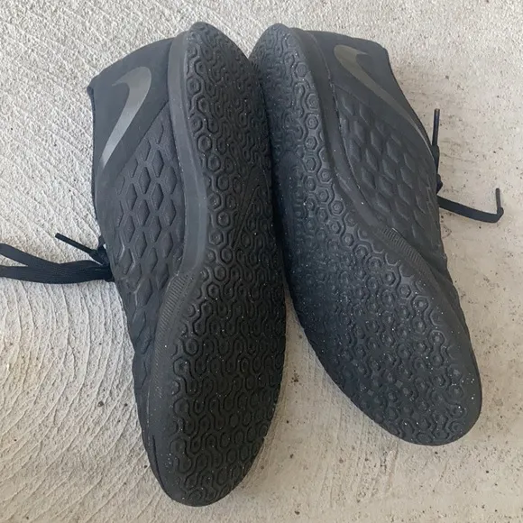 Sz 4Y Nike Black “quilted “ look kids sneakers