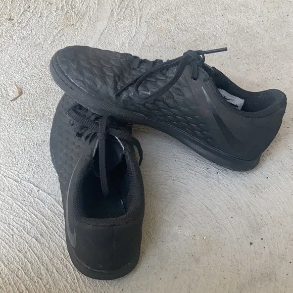 Sz 4Y Nike Black “quilted “ look kids sneakers