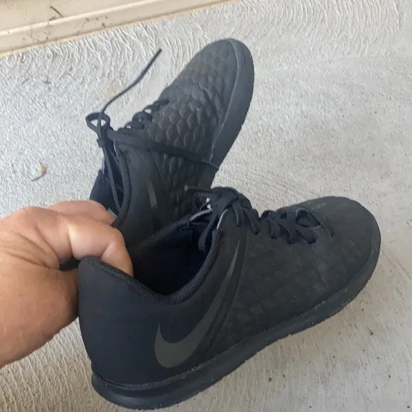 Sz 4Y Nike Black “quilted “ look kids sneakers