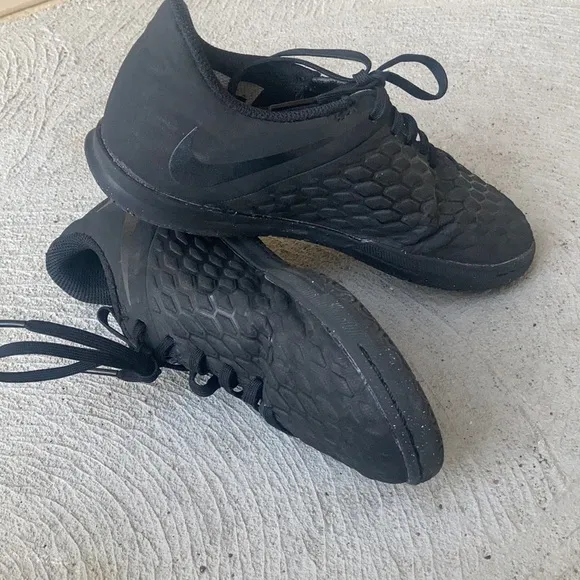 Sz 4Y Nike Black “quilted “ look kids sneakers