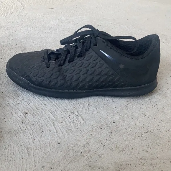 Sz 4Y Nike Black “quilted “ look kids sneakers