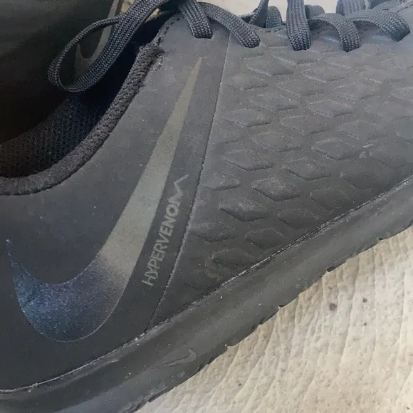 Sz 4Y Nike Black “quilted “ look kids sneakers