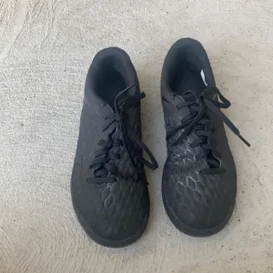 Sz 4Y Nike Black “quilted “ look kids sneakers