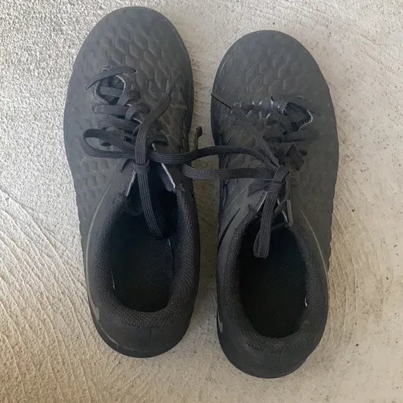 Sz 4Y Nike Black “quilted “ look kids sneakers