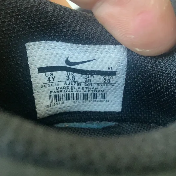 Sz 4Y Nike Black “quilted “ look kids sneakers