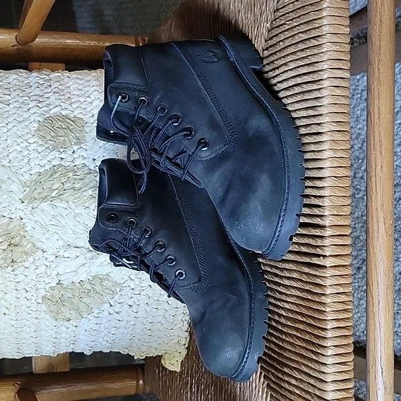 Timberland classic 6in hiking boots, black, size 2 youth boys
