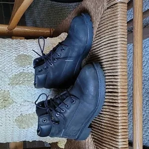 Timberland classic 6in hiking boots, black, size 2 youth boys