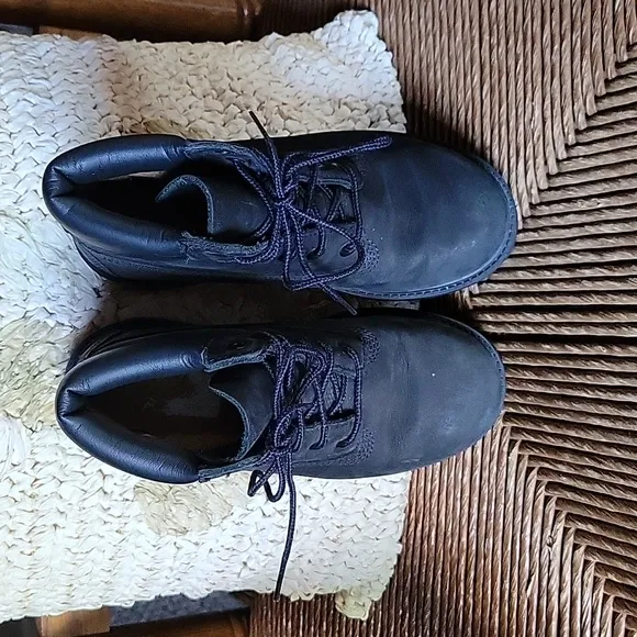 Timberland classic 6in hiking boots, black, size 2 youth boys