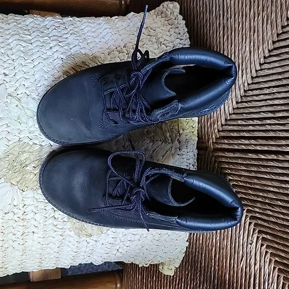 Timberland classic 6in hiking boots, black, size 2 youth boys