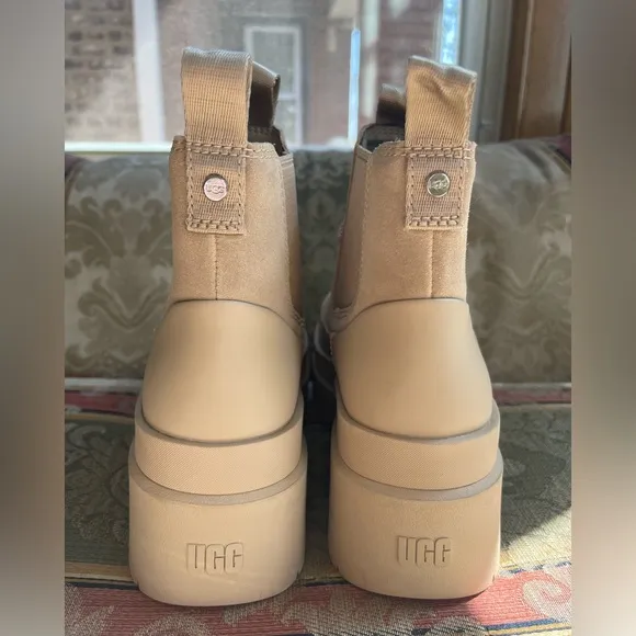 UGG Brisbane Chelsea Waterproof Suede Boots Womens Mustard Seed Beige. Size 8.5