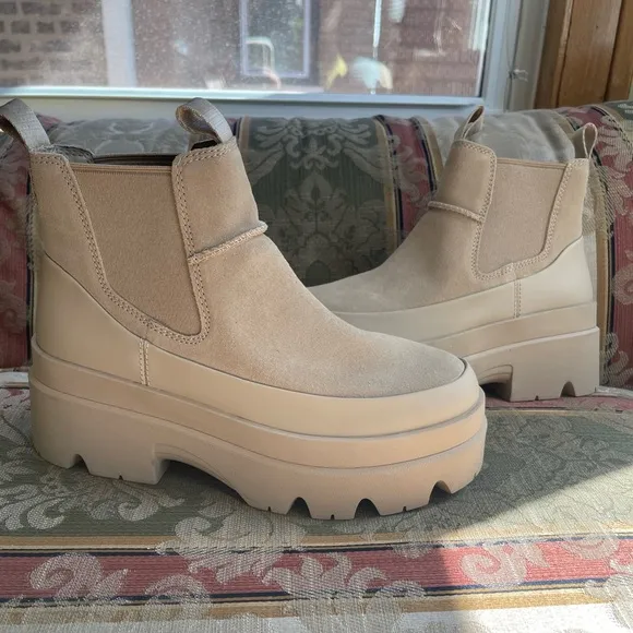 UGG Brisbane Chelsea Waterproof Suede Boots Womens Mustard Seed Beige. Size 8.5