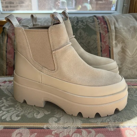 UGG Brisbane Chelsea Waterproof Suede Boots Womens Mustard Seed Beige. Size 8.5