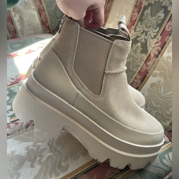 UGG Brisbane Chelsea Waterproof Suede Boots Womens Mustard Seed Beige. Size 8.5