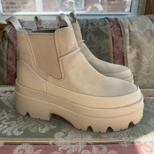 UGG Brisbane Chelsea Waterproof Suede Boots Womens Mustard Seed Beige. Size 8.5