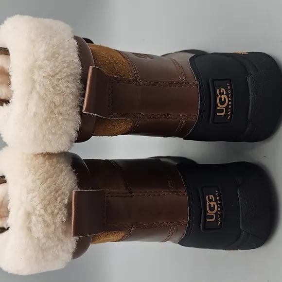 UGG Butte II CWR Kids size 1 brown lace up boots rain winter waterproof