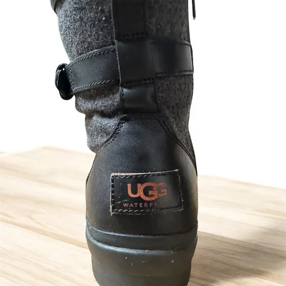 UGG Kesey Black and Gray Lace-Up Boots women’s 9.5 Vintage Combat Look