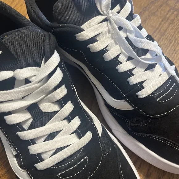Vans Range Exp Black And White Excellent size 12