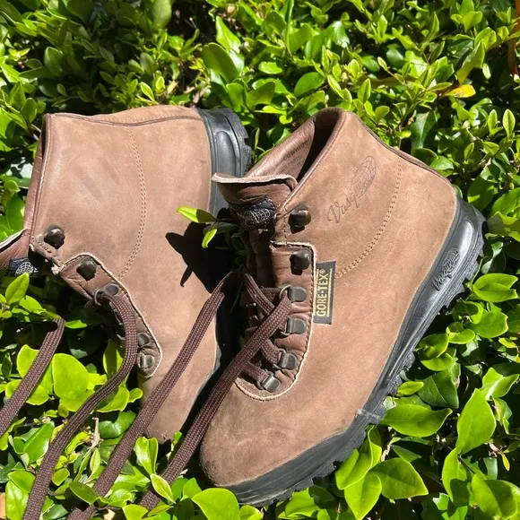 Vasque Gore-Tex dark brown hiking boots men’s size 4 women’s size 6