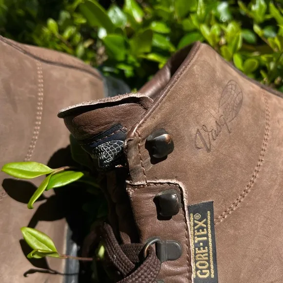 Vasque Gore-Tex dark brown hiking boots men’s size 4 women’s size 6