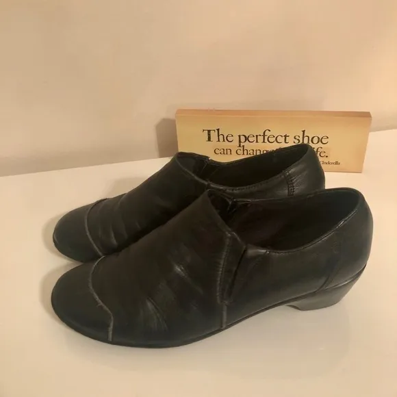 WALKING Cradles leather Black Round Toe Shoes
